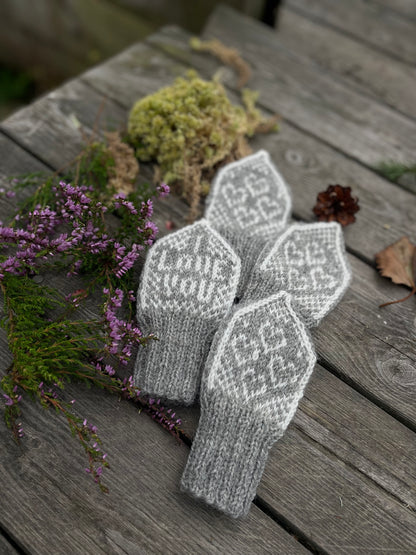 I Love You Heart mittens baby 0-12 months